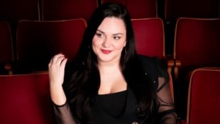 Zwischen Stand-up-Bühne und Smartphone-Display bewegt sich Ina Jovanovic mit beeindruckender ...