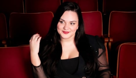 Zwischen Stand-up-Bühne und Smartphone-Display bewegt sich Ina Jovanovic mit beeindruckender ...