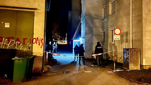 Die Polizei am Freitagabend am Tatort