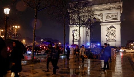 Ein mit einem Messer bewaffneter Mann hat einen Gendarmen beim Triumphbogen in Paris ...