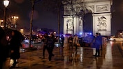 Ein mit einem Messer bewaffneter Mann hat einen Gendarmen beim Triumphbogen in Paris ...