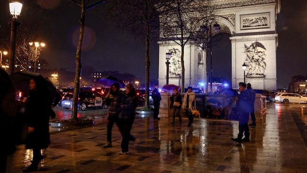 Ein mit einem Messer bewaffneter Mann hat einen Gendarmen beim Triumphbogen in Paris ...