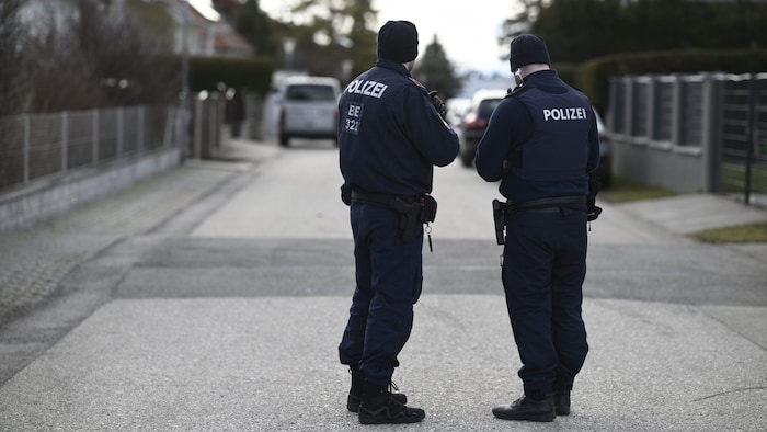 Für die Tatrekonstruktion waren Straßenzüge rund um die Villa in NÖ großräumig abgesperrt.