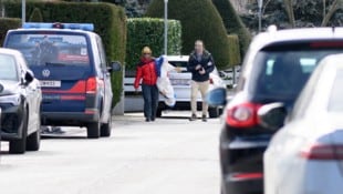 Anhand einer lebensgroßen Puppe wurde der mutmaßliche Mordplan nachgestellt. Für die ...