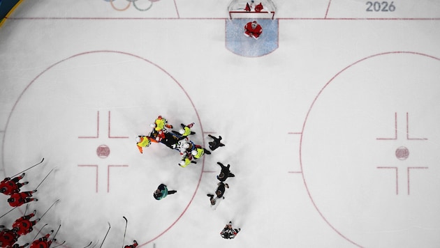 Kevin Fiala musste abtransportiert werden.