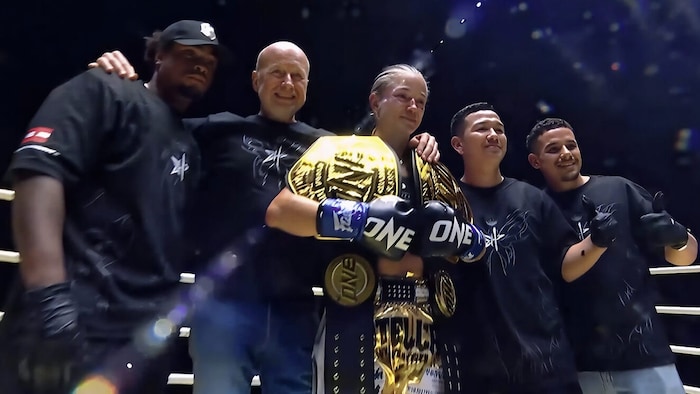 Stella flankiert von ihrem Betreuerstab und Papa Norbert (2. v. li.)