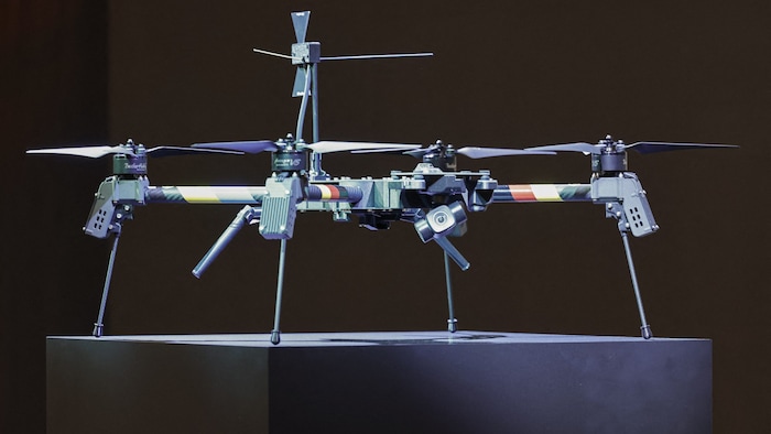 Eine kleine Multikopter-Drohne in der Produktionsstätte des Drohnenherstellers Quantum Frontline ...