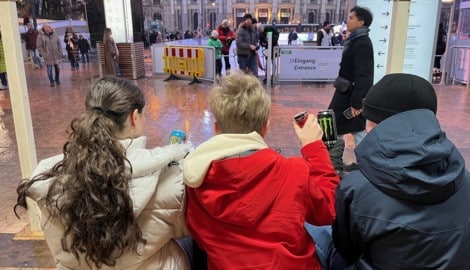Kinder und Jugendliche trinken aus Geselligkeit mehr Drinks als gedacht.