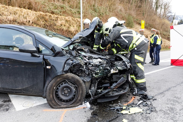 Das Autowrack zeugt von der Wucht des Aufpralls.