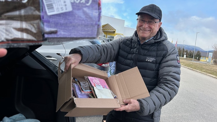 „Not amused“. Etwa 200 kleine Jute-Geschenkssackerl – und dafür bezahlte Herr S. 20 Euro.