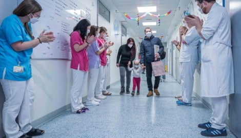 Lisa am Weg zur Klingel, die man läutet, wenn die Chemotherapie beendet ist