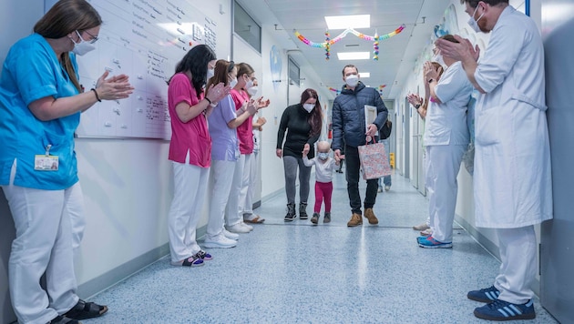 Lisa am Weg zur Klingel, die man läutet, wenn die Chemotherapie beendet ist