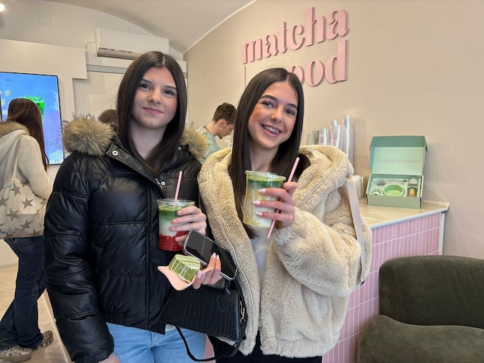 Emina (li.) genießt ihren Strwaberry Latte und Maja lässt sich den White Chocolate schmecken.