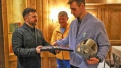 Wladyslaw Heraskewytsch (re.) nimmt einen Orden von Präsident Wolodymyr Selenskyj entgegen.