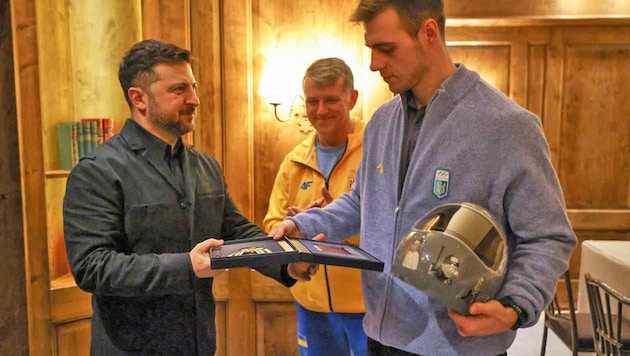 Wladyslaw Heraskewytsch (re.) nimmt einen Orden von Präsident Wolodymyr Selenskyj entgegen.