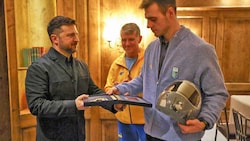 Wladyslaw Heraskewytsch (re.) nimmt einen Orden von Präsident Wolodymyr Selenskyj entgegen.