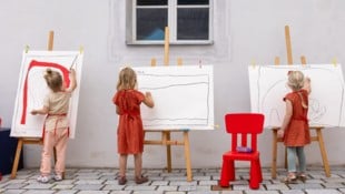Großformatige Werke auf der Staffelei erschaffen: In Ateliers der Kindermalschule haben die ...