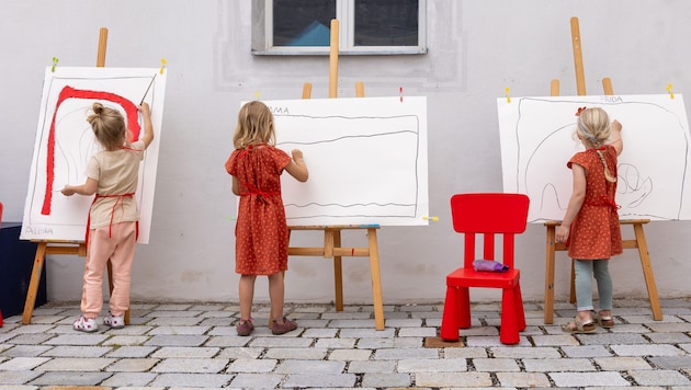 Großformatige Werke auf der Staffelei erschaffen: In Ateliers der Kindermalschule haben die ...