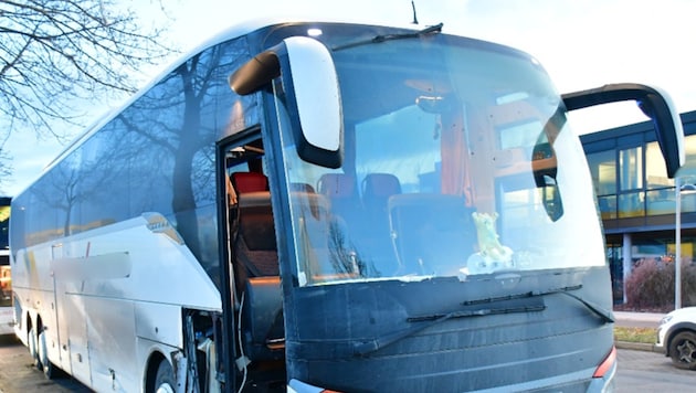 Der Lenker eines Reisebusses verlor Freitagfrüh nach einem Sekundenschlaf die Kontrolle über das ...