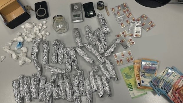 Der Eigentümer bemerkte den gewaltsamen Einbruch und verständigte sofort die Einsatzkräfte.