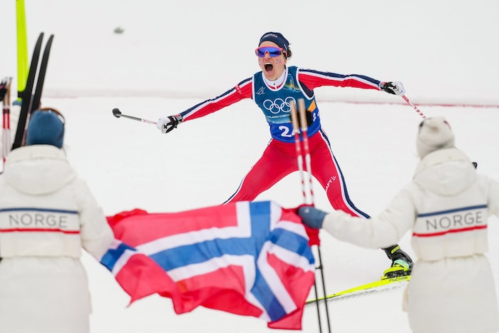 Norwegens Heidi Weng jubelt mit ihren Kolleginnen über Gold.