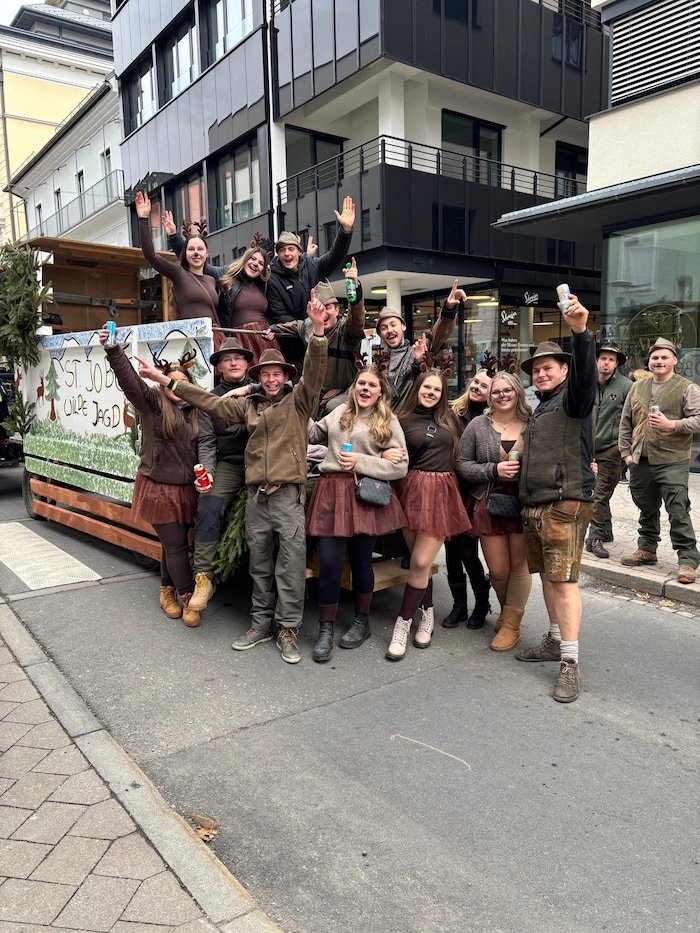 Ein Jagdclub samt Wild macht auch mit.