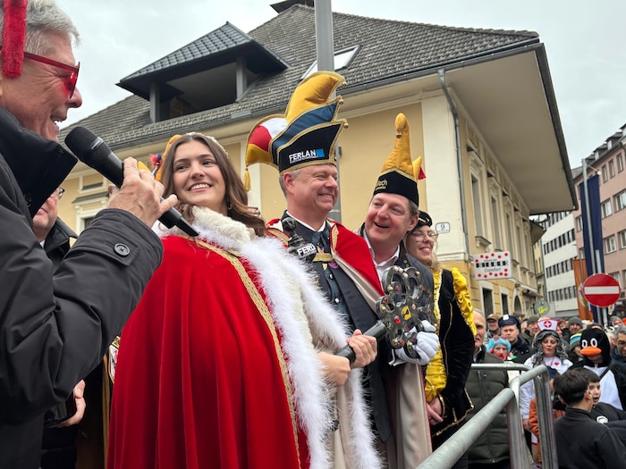 Villachs Bürgermeister Günther Albel (re.) und Landeshauptmann Peter Kaiser (li.) übergeben die ...