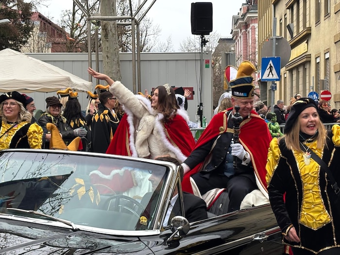 Das Prinzenpaar wird von der Menge bejubelt.