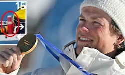 Hoesflot Kläbo zeigt stolz seine Goldmedaille – das schmeckt nicht allen.