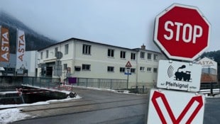 Bei diesem nur mit Stoppschild versehenen Bahnübergang kommt es öfter zu Unfällen.