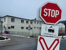 Bei diesem nur mit Stoppschild versehenen Bahnübergang kommt es öfter zu Unfällen.