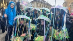Passend zum Wetter ist diese Gruppe verkleidet – doch auch der Regen hält die Faschingsfans ...