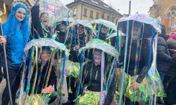 Passend zum Wetter ist diese Gruppe verkleidet – doch auch der Regen hält die Faschingsfans ...