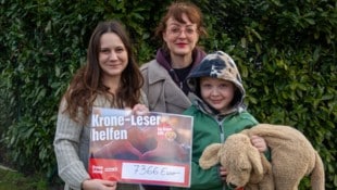Helene Wohlfarth (li.) überbrachte Mama Desiree und Martin den Scheck unserer Krone-Leser. ...