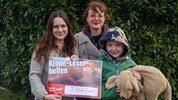 Helene Wohlfarth (li.) überbrachte Mama Desiree und Martin den Scheck unserer Krone-Leser. ...