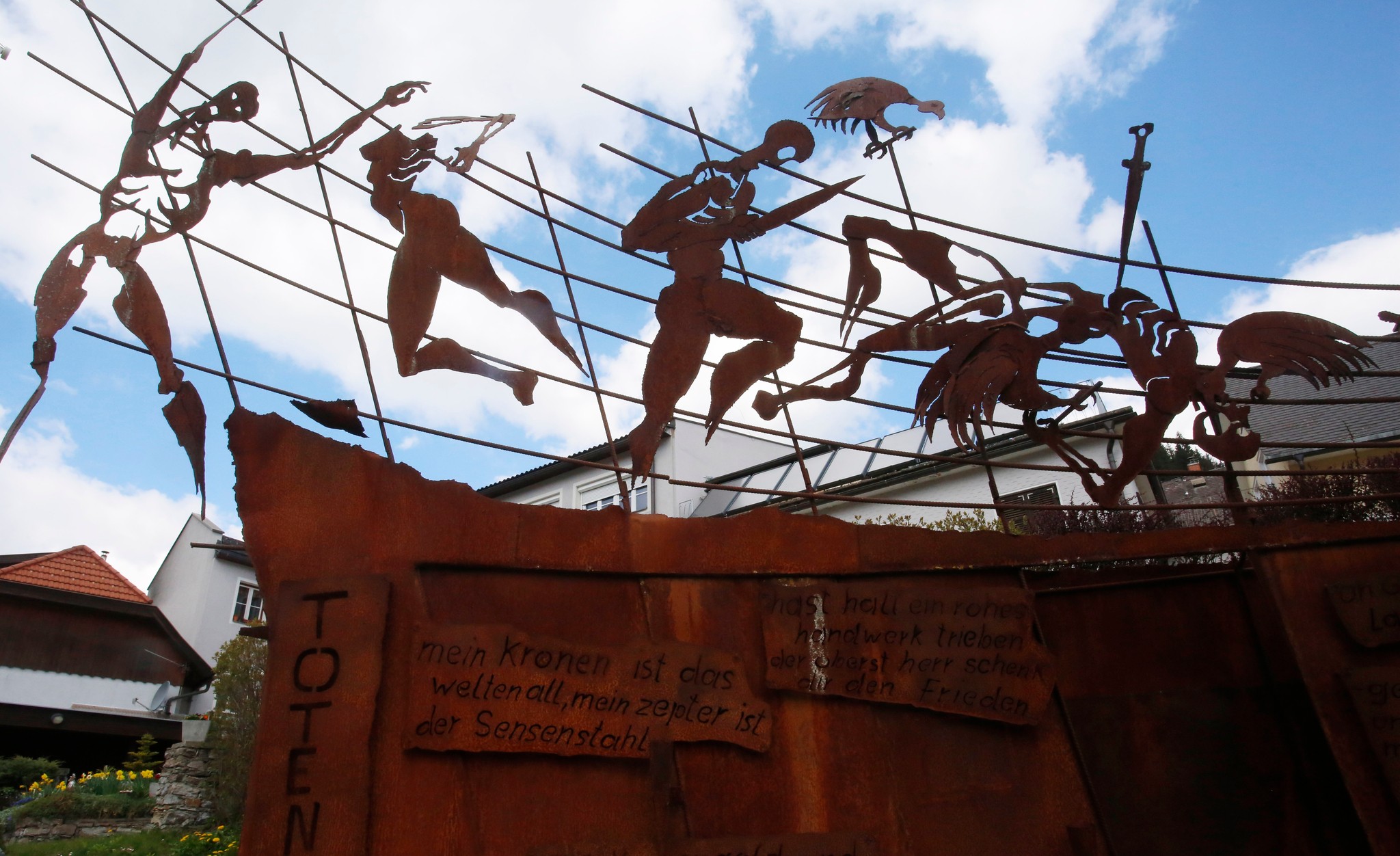 Profunsers Totenschiff, dass am Pfarrplatz in Metnitz steht und in der Totentanz-Gemeinde das ...