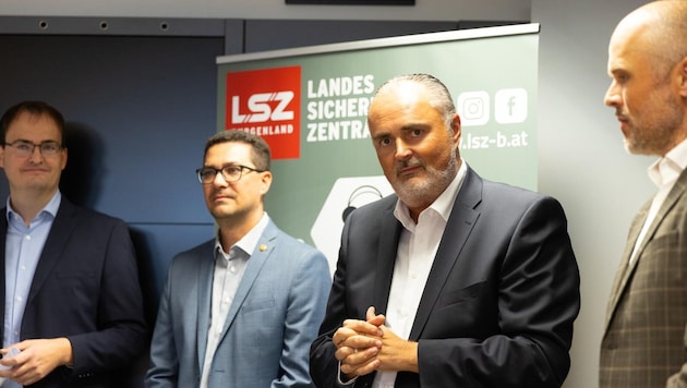 Landeshauptmann Hans Peter Doskozil machte sich in der Landessicherheitszentrale ein Bild.