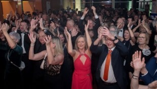 Gemeinsam wurde Freitagnacht im gesamten Regierungsviertel in St. Pölten beim Landhausball ...