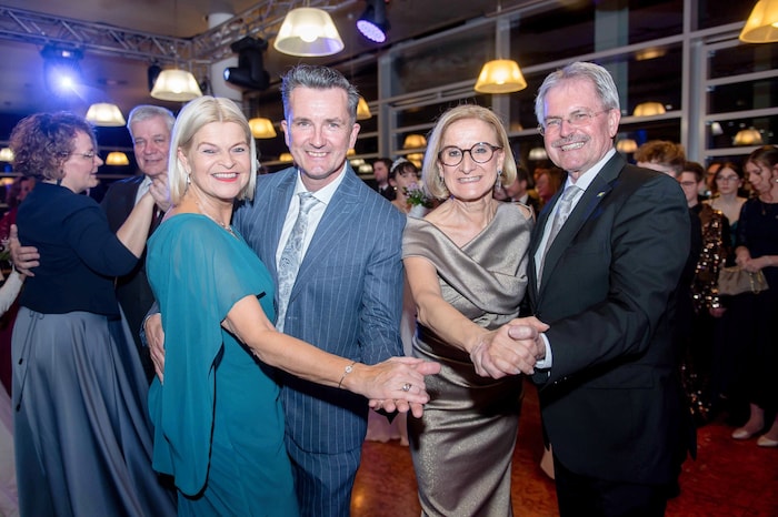 Tanzten fleißig: Verteidigungsministerin Klaudia Tanner, Landeshauptfrau Johanna Mikl-Leitner ...