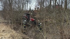 Der Traktor steckte zwischen den Bäumen fest.