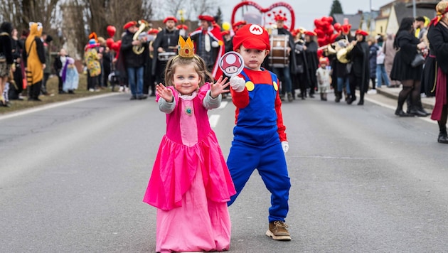 33 Gruppen, fünf kleine Wägen und ganz viele Kinder kamen zum 43. Faschingsumzug in Kalsdorf.