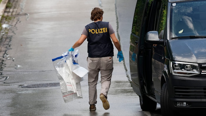 Am Tatort fand die Polizei ein Messer, aber ohne DNA-Spuren der Einbrecher (Symbolbild vom ...