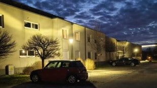 Das Auto der Frau steht vor der Wohnhausanlage. Die Kennzeichen wurden ihr weggenommen.