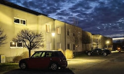Das Auto der Frau steht vor der Wohnhausanlage. Die Kennzeichen wurden ihr weggenommen.