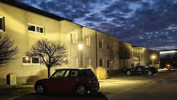 Das Auto der Frau steht vor der Wohnhausanlage. Die Kennzeichen wurden ihr weggenommen.