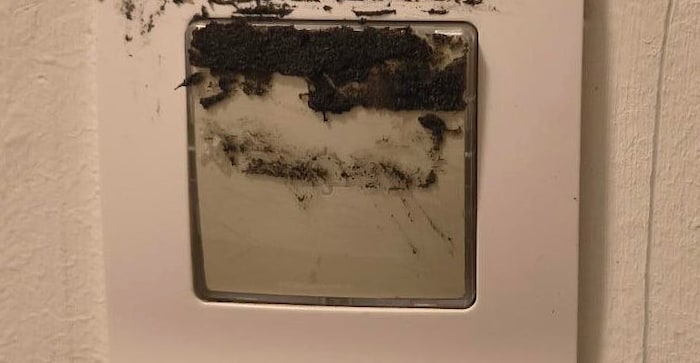 Klebereste an der Klingel