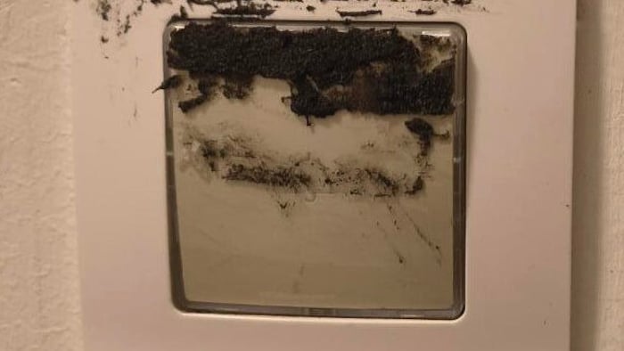 Mittlerweile wurde die Rückstände des Klebebandes auf der Klingel entfernt.
