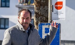Johann Gassner ist stolz auf die neuen Kleinbushaltestellen, die die externen Ortsteile mit ...