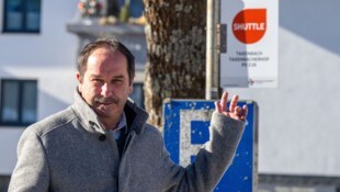 Johann Gassner ist stolz auf die neuen Kleinbushaltestellen, die die externen Ortsteile mit ...
