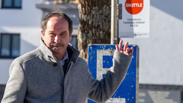 Johann Gassner ist stolz auf die neuen Kleinbushaltestellen, die die externen Ortsteile mit ...